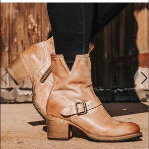 New Freebird by Steven Carlito Taupe Boots Size 9